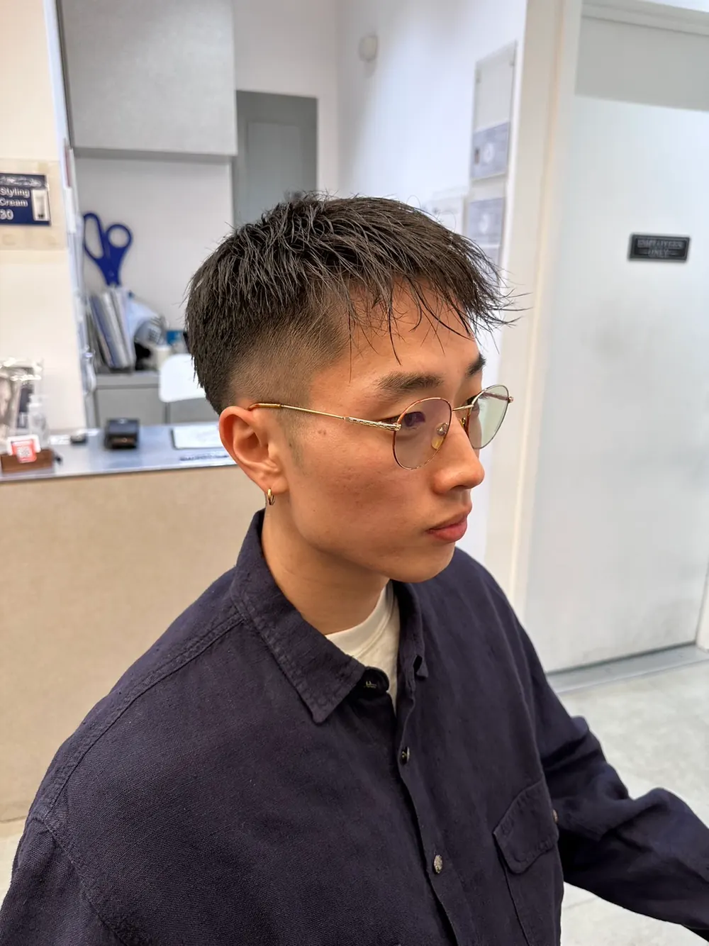 Men’s short textured haircut with glasses